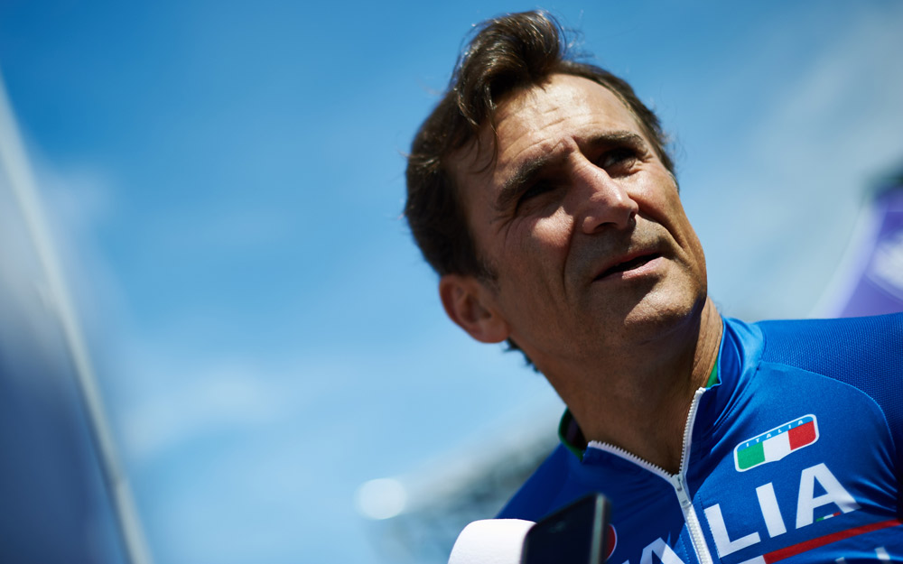 Primo Piano su Alex Zanardi con Tuta ITALIA Primo Piano su Alex Zanardi con Tuta ITALIA